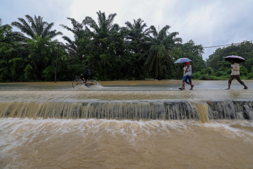 More rain is forecasted for Kota Tinggi and five other Johor districts today. — Bernama pic