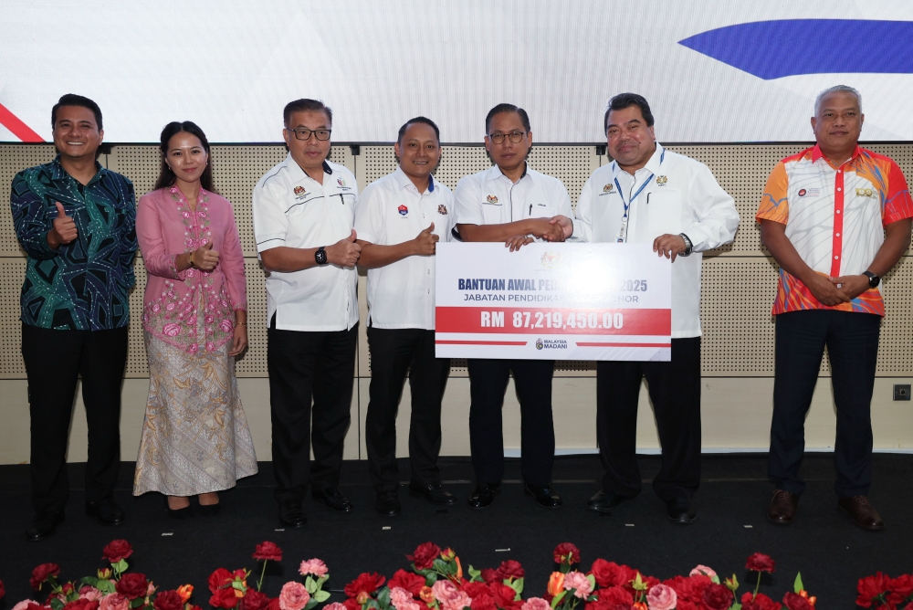 Education director-general Azman Adnan (third from right) said the one-off assistance involved an allocation of RM791.25 million. — Bernama pic