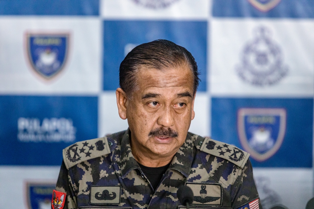 On the investigation into Khairy Jamaluddin over his statement on the existence of an additional document allowing former prime minister Datuk Seri Najib Razak to serve the remainder of his prison sentence under house arrest, Inspector-General of Police Tan Sri Razarudin Husain said it would be completed within seven days. — Picture Firdaus Latif