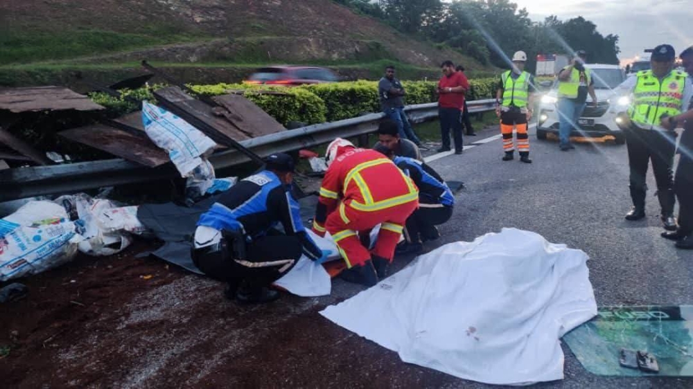 The lorry driver, 73, and his Bangladeshi assistant aged 44, died at the scene of the crash atKM 226.5 northbound on the PLUS Highway Senawang–Ayer Keroh on January 15, 2025. — Picture from Facebook/INFO-INFO SEMASA,Kemalangan,Bencana,Jenayah di Pahang & Luar Pahang V.2