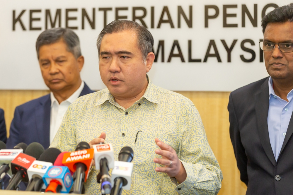 Loke said that he supports the corporate exercise by the Gateway Development Alliance (GDA), the consortium proposing to privatise MAHB and hopes that more can be done faster. — Picture by Raymond Manuel