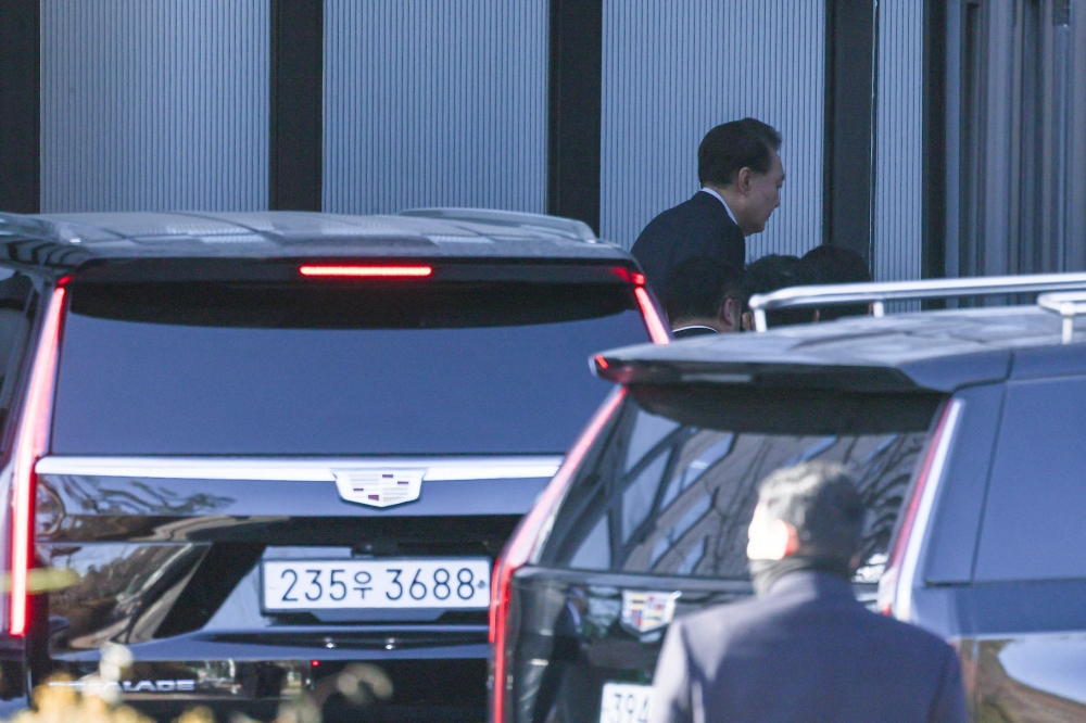 South Korean impeached President Yoon Suk Yeol arrives at the complex building housing the Corruption Investigation Office for High-ranking Officials (CIO) in Gwacheon on January 15, 2025. — AFP pic 