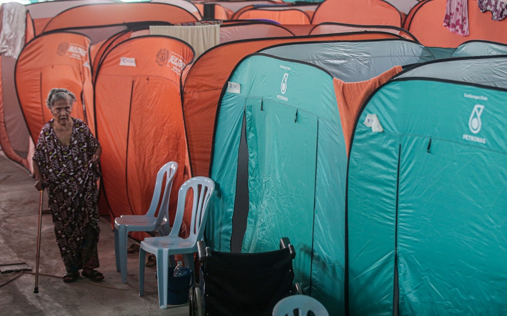 The number of flood evacuees in Sarawak rose slightly, while figures in Johor and Perak remain unchanged as of 8am today. — Picture by Farhan Najib