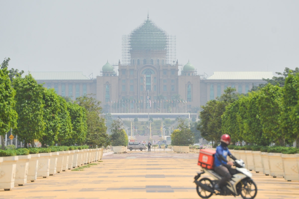 The Global Risks Report 2025 highlights economic downturn as Malaysia’s top risk, alongside concerns over labour shortages, inflation, food supply issues, and unemployment. — Picture by Miera Zulyana