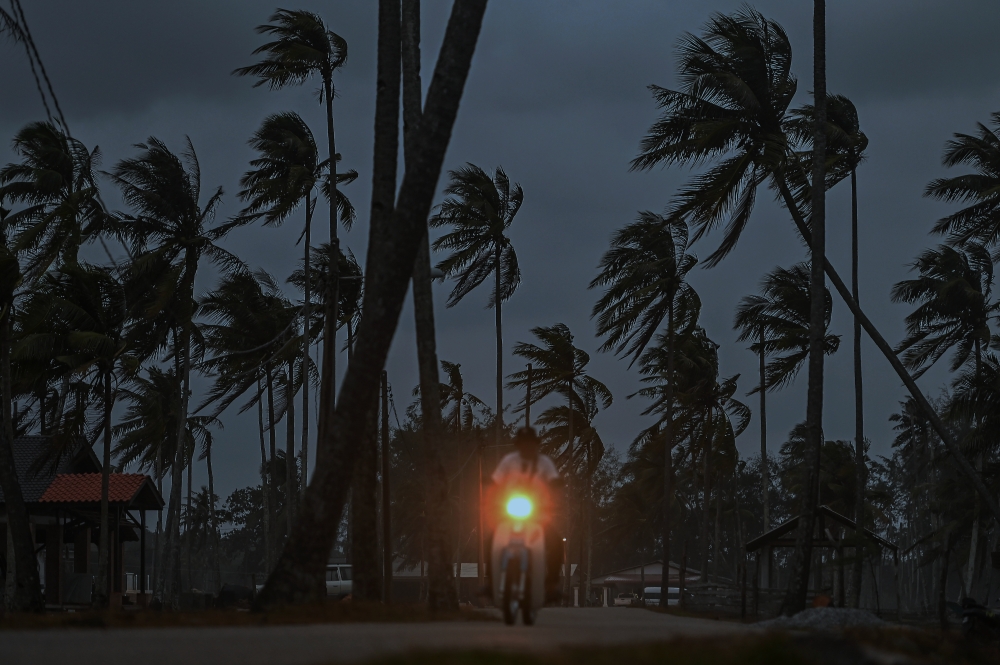 The Malaysian Meteorological Department has issued a severe continuous heavy rain warning for Telupid, Beluran, and Sandakan in Sabah, which is expected to persist until tomorrow. — Bernama pic