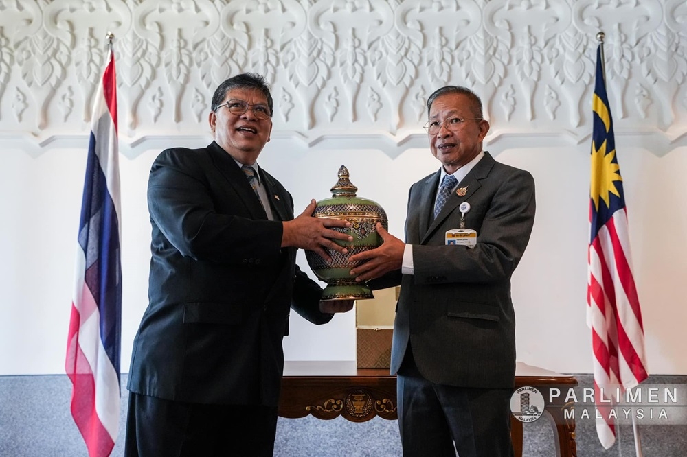 Dewan Rakyat Speaker Tan Sri Johari Abdul (left) meets Thai Senate president Mongkol Surajja during an official visit to Thailand. — Picture via Facebook/Dato' Johari Abdul
