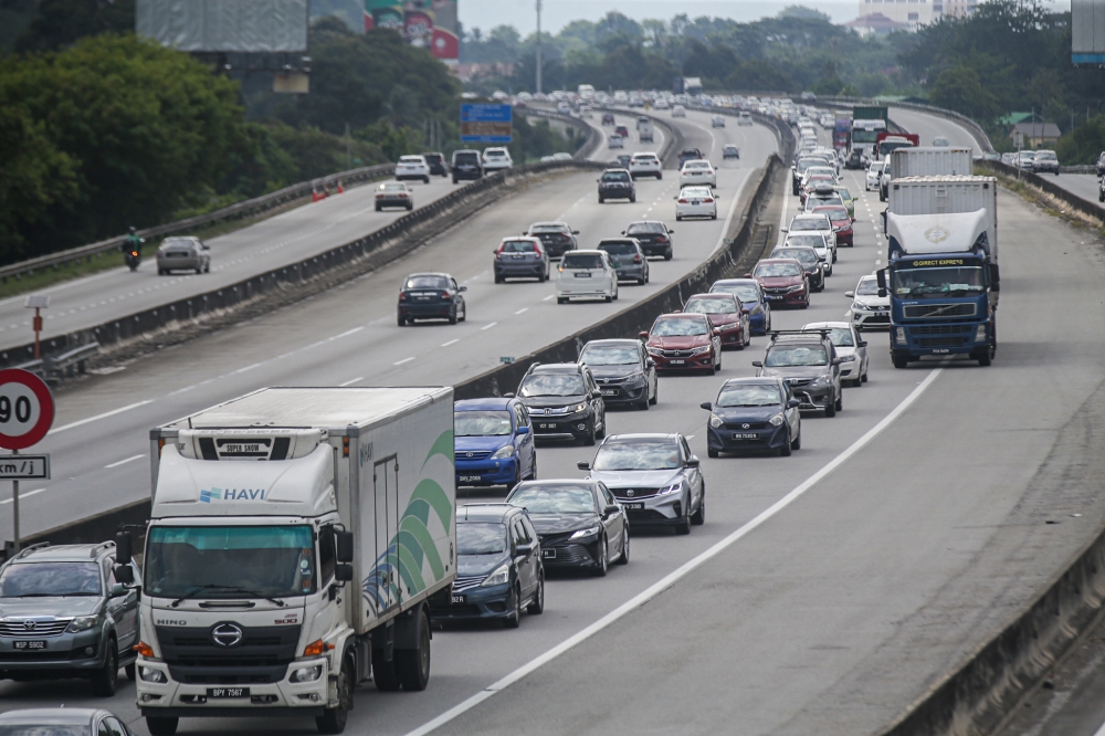 File picture of traffic on the North-South Expressway (NSE). Construction works on the additional lane on the Sedenak-Kulai section of the NSE in Johor will be temporarily halted for 12 days from January 23 to February 3. — Picture by Farhan Najib