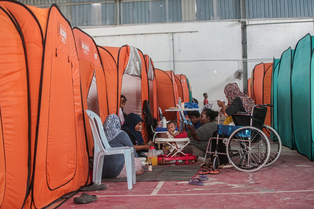 Pahang and Sabah were hit by floods this morning with a relief centre open in Raub and Kota Marudu to accommodate the evacuees. — Picture by Farhan Najib