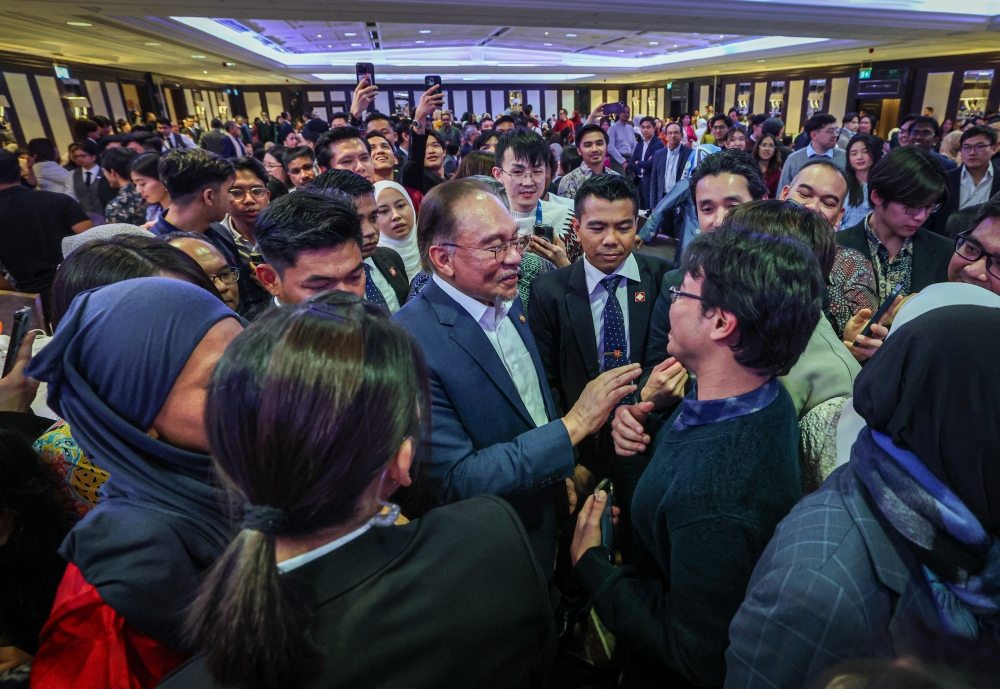 Prime Minister Datuk Seri Anwar Ibrahim mingled with guests during a dinner and meet-and-greet event with the Malaysian diaspora in the United Kingdom today. — Bernama pic 