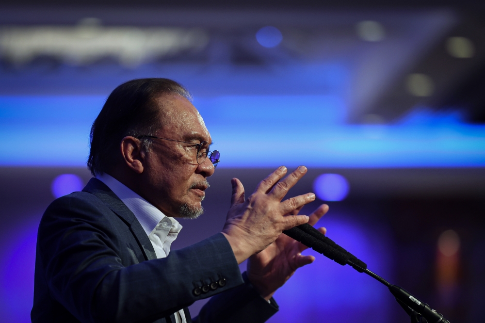 Prime Minister Datuk Seri Anwar Ibrahim delivered a speech at a dinner and meet-and-greet event with the Malaysian diaspora in the United Kingdom today. — Bernama pic
