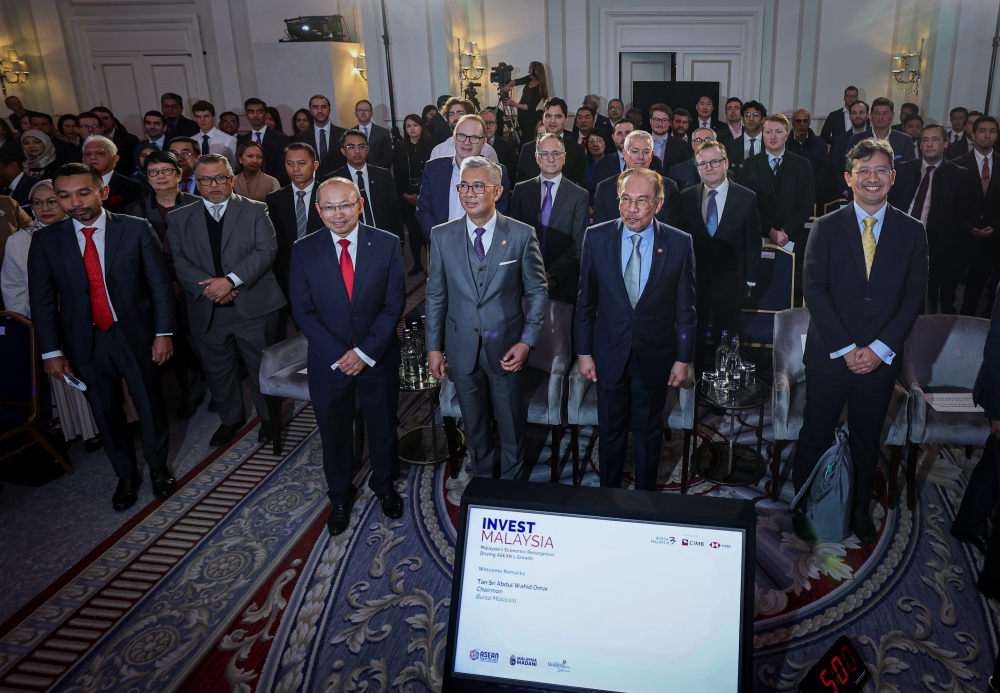 Prime Minister Datuk Seri Anwar Ibrahim (second, right) poses for a photo during the InvestMalaysia programme in London, the United Kingdom on January 16, 2025. — Bernama pic