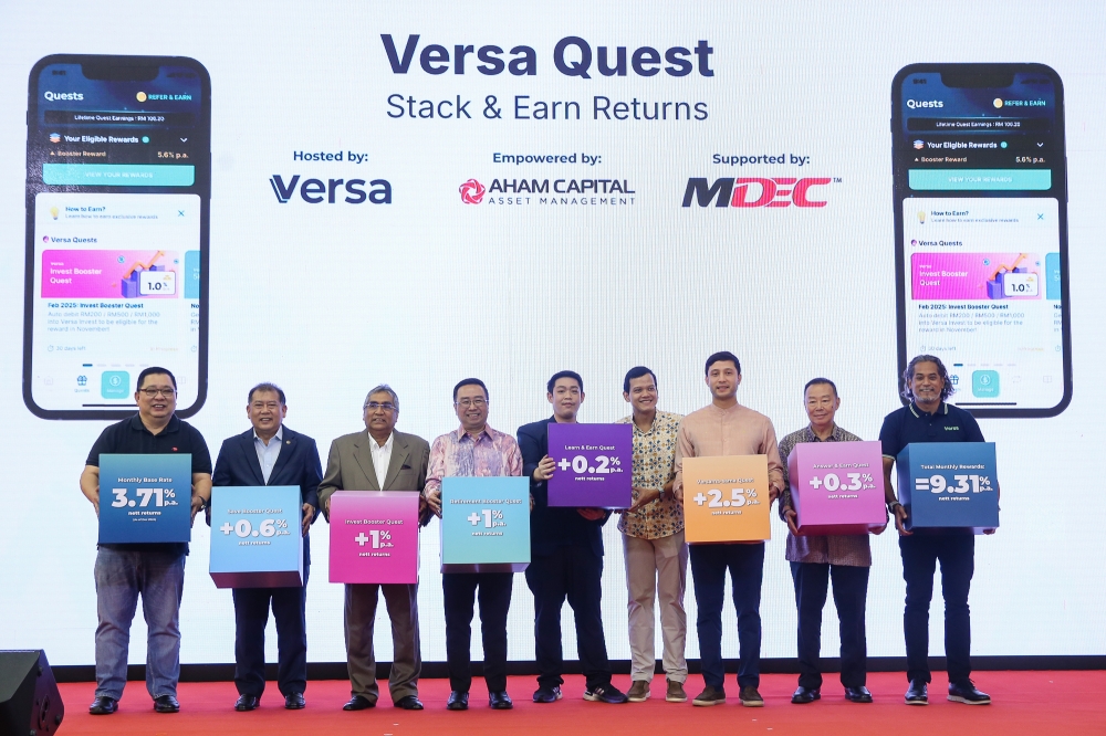 Tengku Arif Temenggong Tengku Fahad Mua'adzam Shah ibni Almarhum Sultan Ahmad Shah (3rd right) and Minister of Science, Technology and Innovation Chang Lih Kang (4th left) during the launch of Versa Quest at Atria Shopping Gallery in Petaling Jaya January 18, 2025. Also present are Versa chief executive officer Teoh Wei Xiang (5th right) and Digital Deputy Minister Datuk Wilson Ugak Kumbong (2nd left). — Picture by Yusof Mat Isa