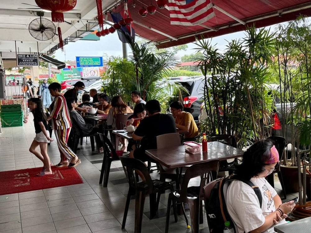 Weekend diners at a dim sum outlet in Taman Perling, Johor Baru, January 18, 2025. — Picture by Ben Tan 