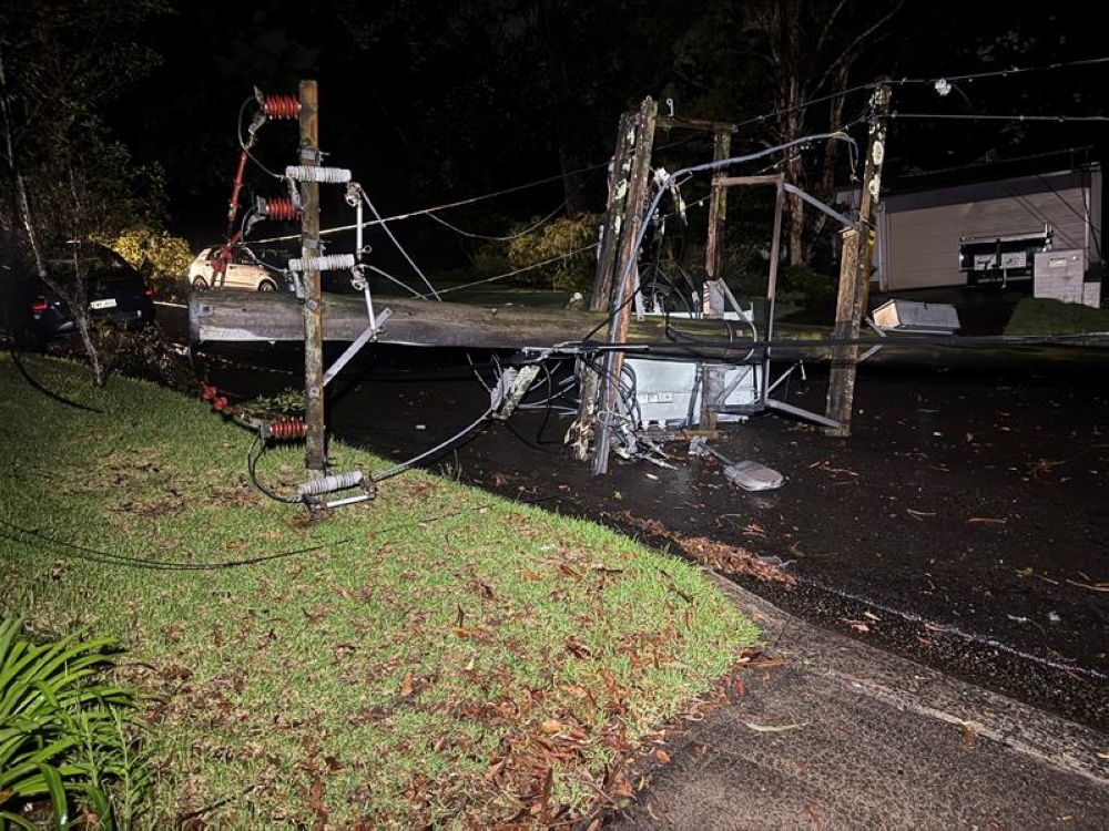 Strong winds with speeds up to 100kph sweeping across Sydney and other areas of New South Wales since January 15, 2025 have knocked out power lines to tens of thousands of homes in Australia that continue into the weekend. — Picture from X/endeavourenergy