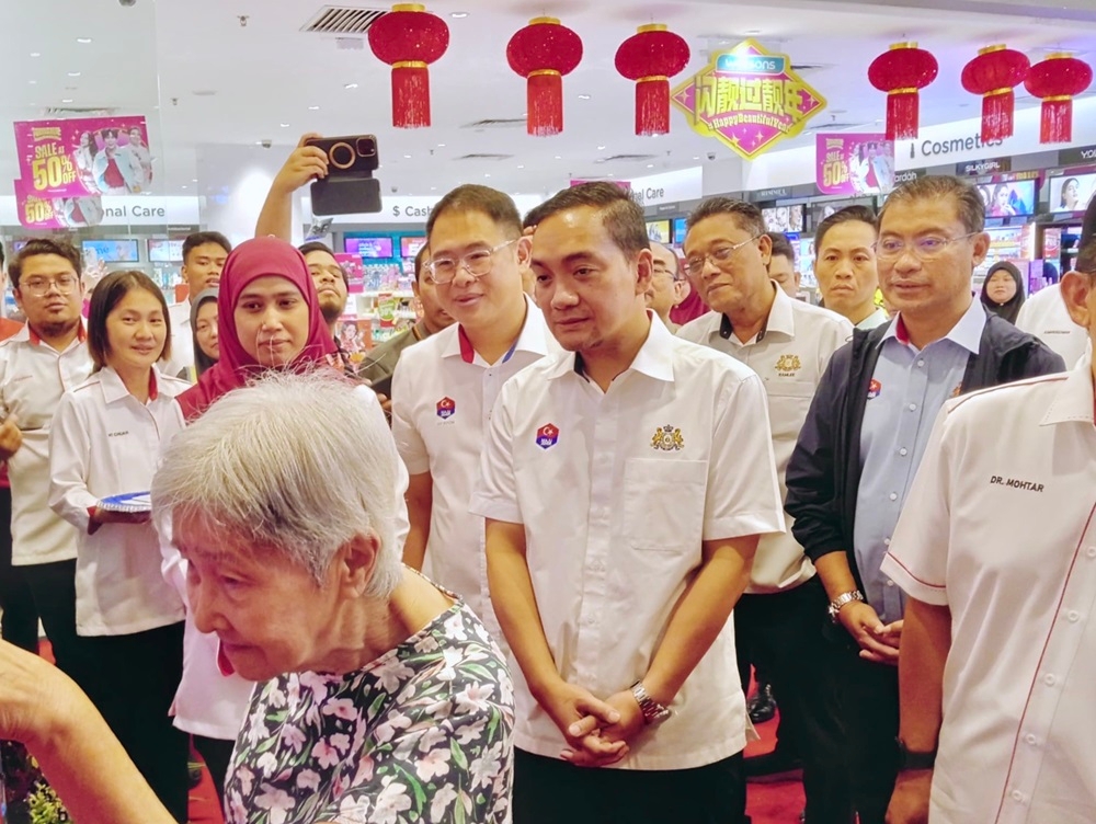Johor Menteri Besar Datuk Onn Hafiz and the state’s health and environment committee chairman Ling Tian Soon (centre) during the official launch of the Locker4U 2025 Project and UMP Service at Lotus Bukit Indah in Johor Baru January 18, 2025. — Picture by Ben Tan 