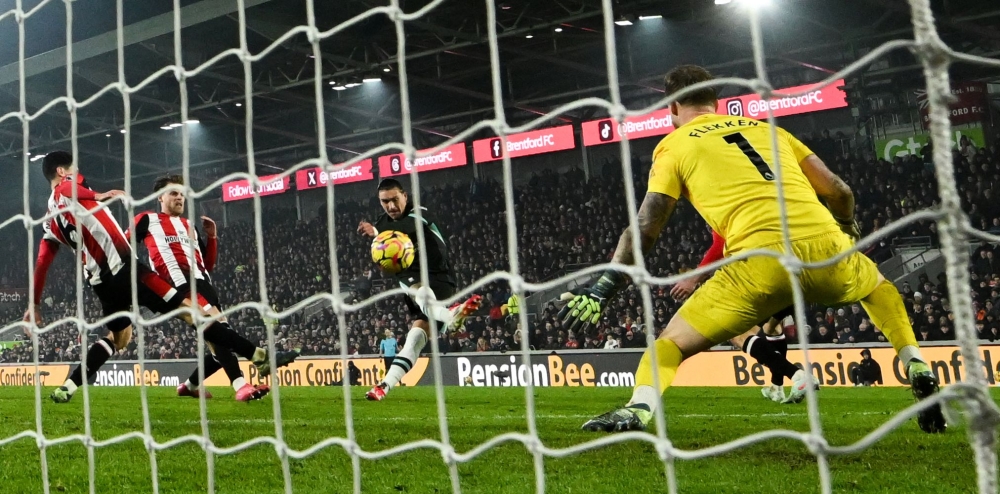 Liverpool’s Uruguayan striker #09 Darwin Nunez (C) shoots and scores his team second goal. — Picture from AFP