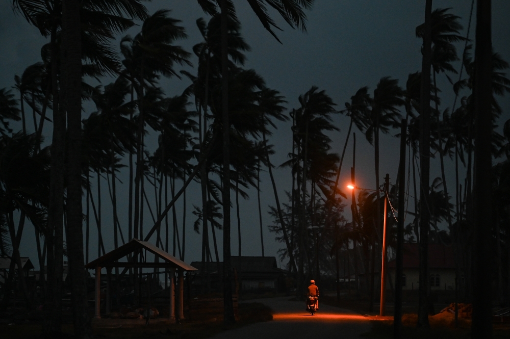 Malaysian Meteorological Department said thunderstorms, heavy rain and strong winds are expected over the state of Sarawak until 1pm today. — Bernama pic