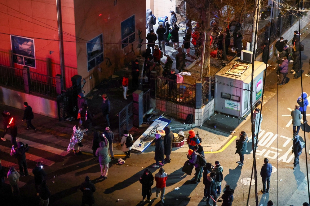 Supporters of impeached South Korean President Yoon Suk Yeol enter the Seoul Western District Court in Seoul early on January 19, 2025, after it extended the detention of the impeached leader. — AFP pic