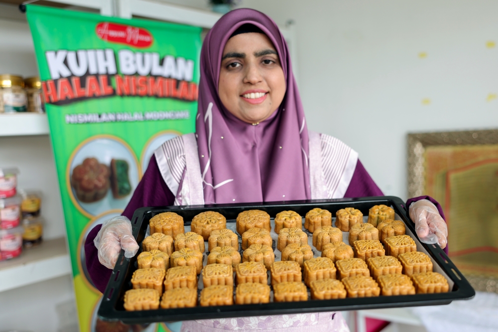 Former lecturer Syawaliza Abdul Kutty, 42, holds a tray of her mooncakes at Wakaf Mart, Masjid Saidatina Khadijah, Seremban, January 19, 2025. — Bernama pic