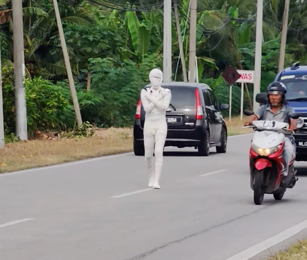 A screengrab of the ‘mummy’ purportedly walking down a road in Sungai Besar, Selangor today.