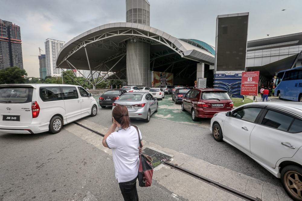 Vehicles lining-up to enter the Johor side of the Sultan Iskandar Customs, Immi­gration and Quarantine (CIQ) Complex towards the Causeway into Woodlands in Singapore. — Picture by Hari Anggara.