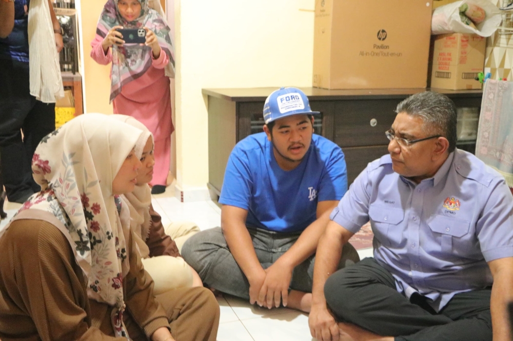 Datuk Wira Megat Zulkarnain Omardin, political secretary to Deputy Prime Minister Datuk Seri Ahmad Zahid Hamidi, visits Ahmad Al Faizan Jusoh’s family in Kuala Ibai today. — Picture via Facebook