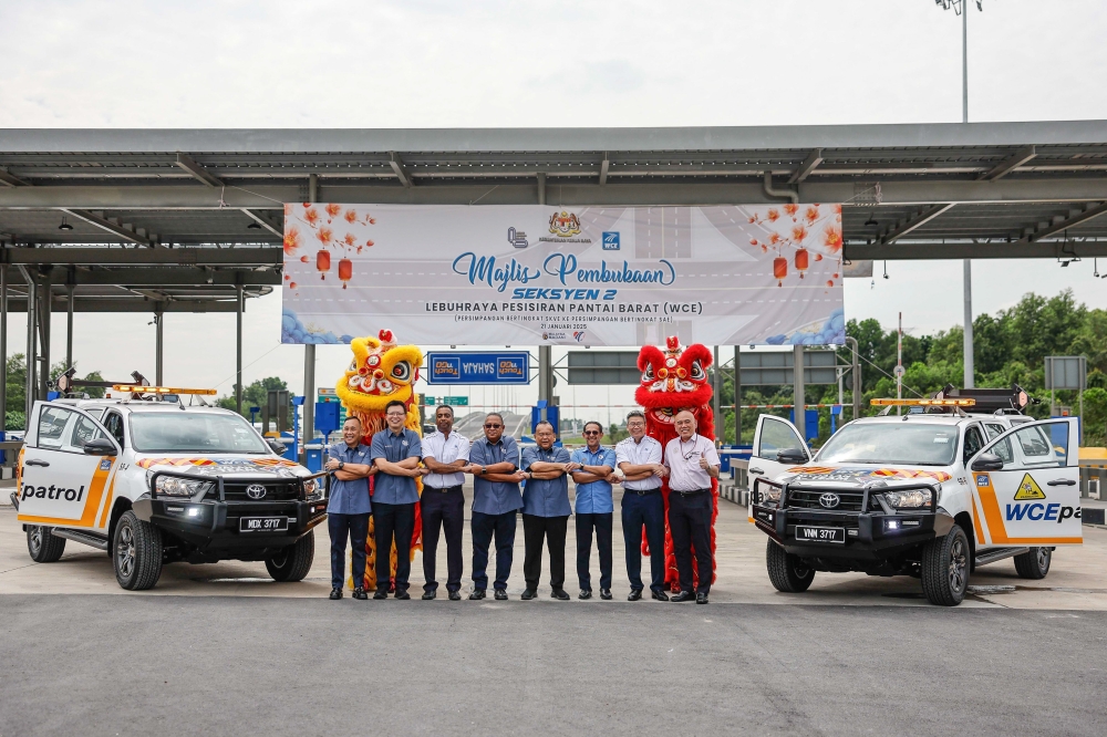 Works Minister Datuk Seri Alexander Nanta Linggi officiates the opening of Section 2 of the West Coast Expressway (WCE) in Klang January 21, 2025. — Bernama pic