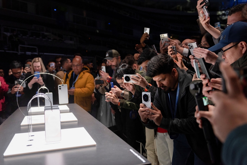 People take pictures of the Galaxy S25 Edge smartphone during the Samsung Galaxy Unpacked 2025 winter event in California. — Reuters pic
