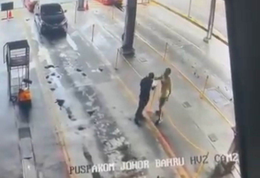 Johor police have confirmed that the incident shown in a viral video, where a man slapped a Computerised Vehicle Inspection Centre (Puspakom) staff member, took place in November last year. — Picture via X/Bernama 