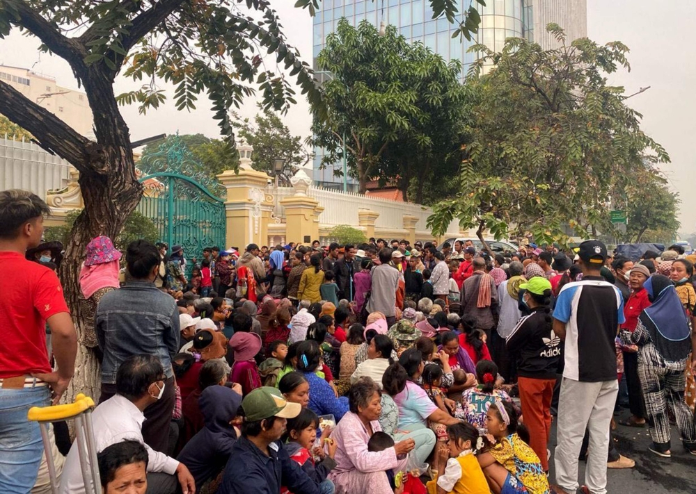 A crowd gathers outside the mansion of Cambodian tycoon Sok Kong, said to be a close ally of Senate president HunSen, to receive red packets filled with money ahead of the Lunar New Year, in Phnom Penh on January 23, 2025. — AFP/Fresh News pic