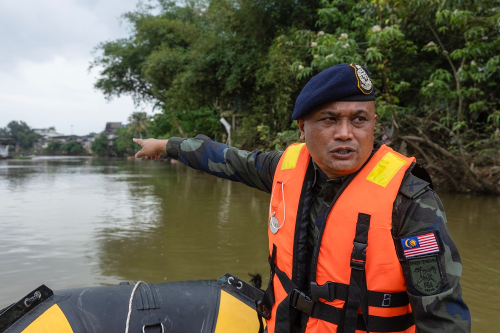 General Operations Force (GOF) Southeast Brigade commander Datuk Nik Ros Azhan Nik Ab Hamid during a visit to the Malaysia-Thailand border along Sungai Golok. — Bernama pic