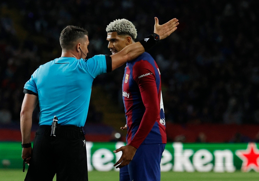 FC Barcelona’s Ronald Araujo remonstrates with referee Istvan Kovacs after being shown a red card at Estadi Olimpic Lluis Companys, Barcelona, April 16, 2024. — File pic via Reuters