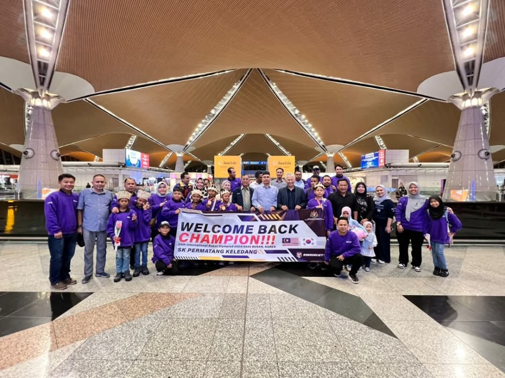 The students were given a warm welcome when they returned home as champions from 26th International Robot Olympiad held in Busan, South Korea. — Picture via Facebook