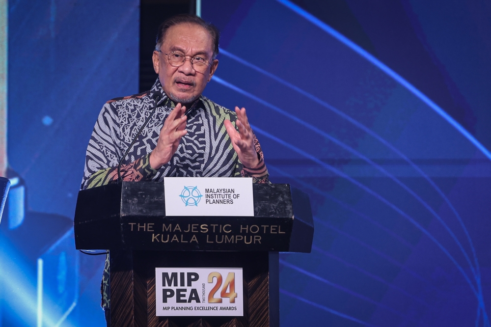 Prime Minister Datuk Seri Anwar Ibrahim said urban development planning in Malaysia must preserve the country’s identity, particularly in terms of its arts and culture, even while embracing advanced technology.