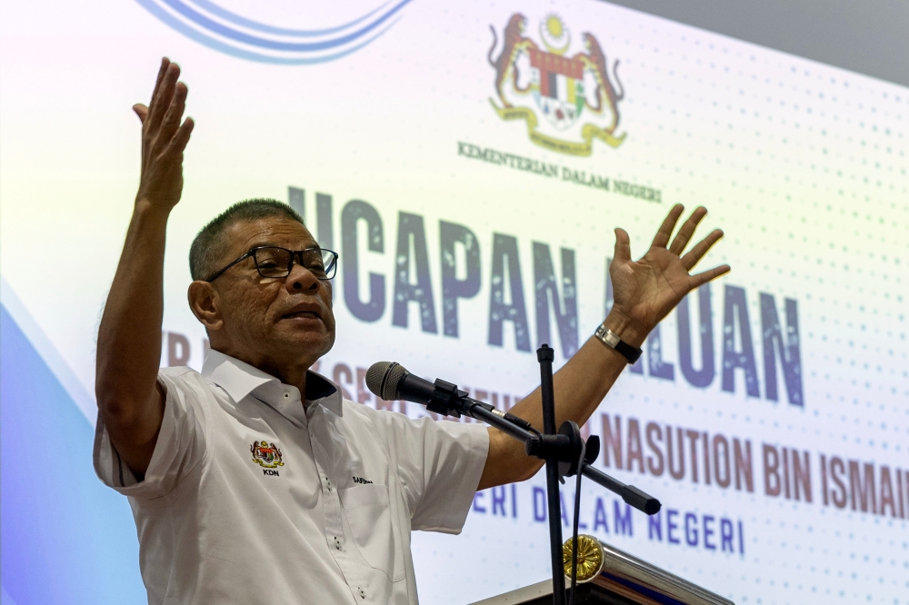 Home Minister Datuk Seri Saifuddin Nasution Ismail said the MyBorderPass application has recorded over 150,000 users within 21 days of its launch. — Bernama pic