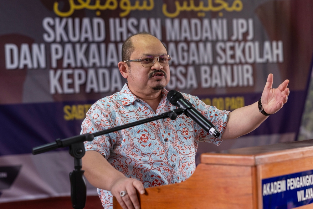 Prime Minister’s senior political secretary Datuk Seri Shamsul Iskandar Mohd Akin urged agencies related to disaster management to immediately investigate claims that a sizeable number of flood victims have yet to receive aid. — Bernama pic