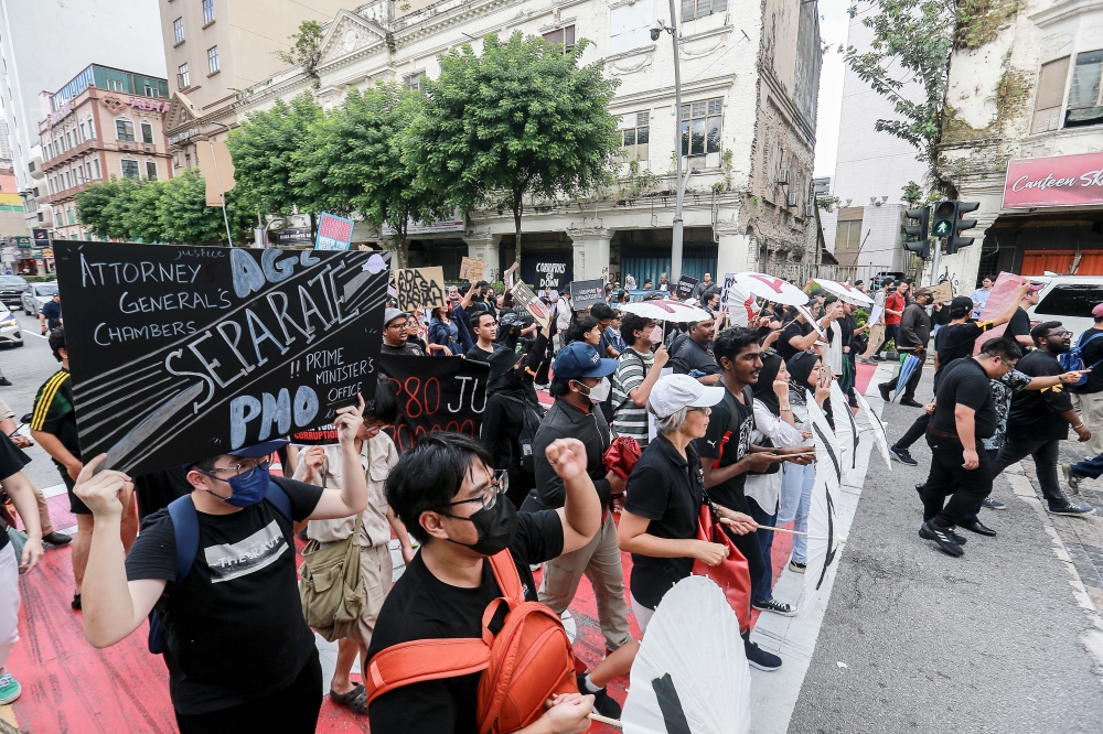 Participants of the rally at Jalan Tuanku Abdul Rahman. — Picture by Sayuti Zanudin