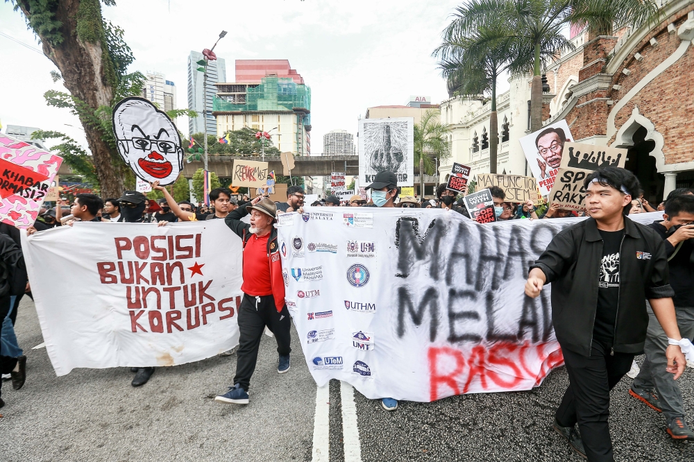 It ended at just after 4pm after reiterating their demands to tackle corruption in the nation. — Picture by Sayuti Zanudin