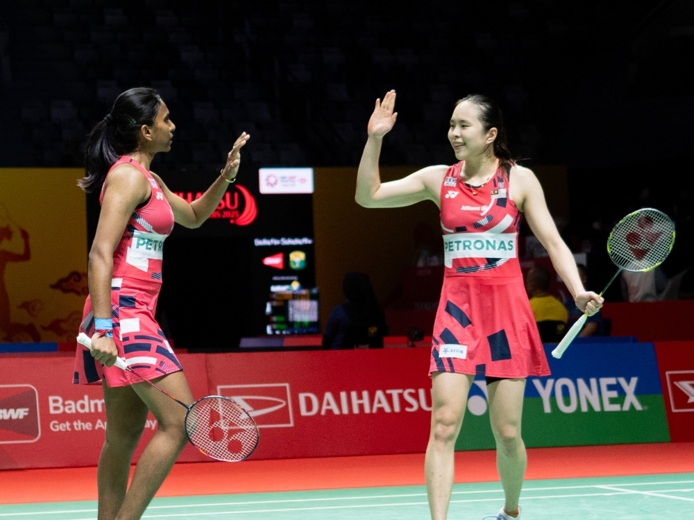 Pearly Tan and M. Thinaah have made history by reaching the women’s doubles final of the Indonesia Masters, the first Malaysian pair to do so in 14 years. — Bernama pic