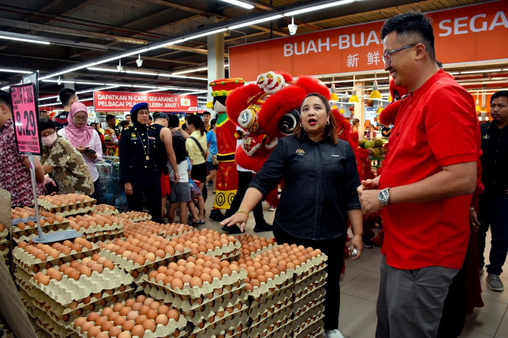 Coffee shops in Melaka, particularly in tourist hotspots, were among the business premises found raising prices by up to 60 per cent last year, according to Norena Jaafar, the state director of the Domestic Trade and Cost of Living Ministry. — Bernama pic