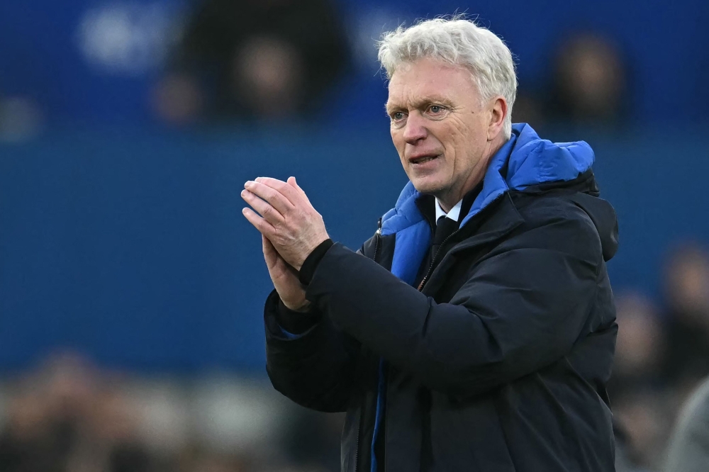 Everton’s manager David Moyes applauds fans on the pitch after the English Premier League football match aginst Tottenham Hotspur. — Pic by AFP
