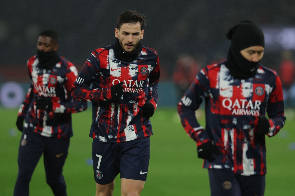 Paris Saint-Germain’s Khvicha Kvaratskhelia (centre) warms up with teammates ahead of the French L1 football match against Stade de Reims at the Parc des Princes Stadium. — Pic by AFP 