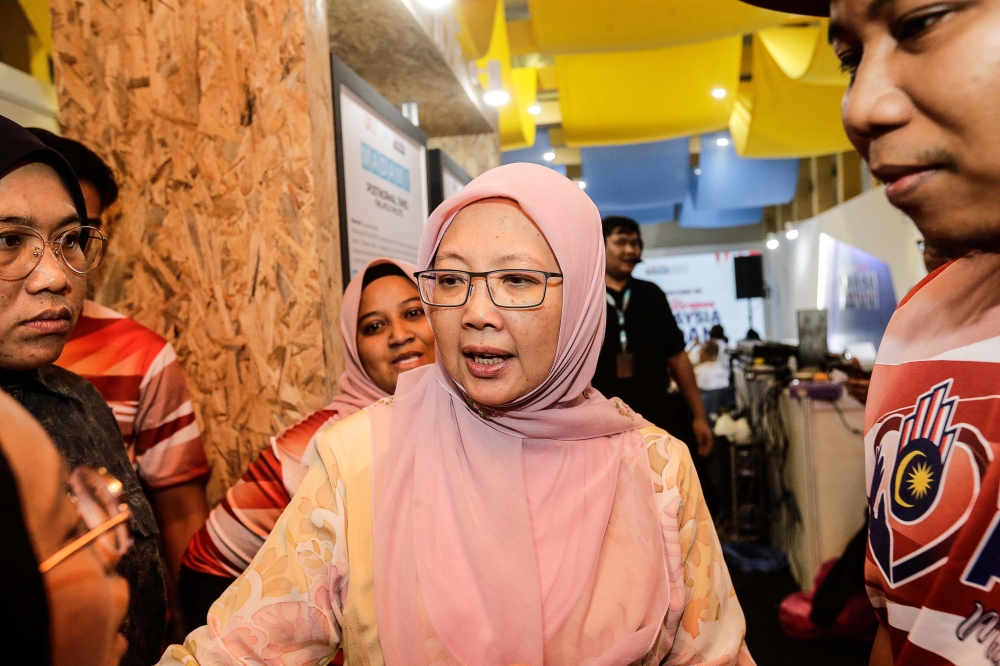 Kuala Lumpur City Hall (DBKL) is actively refining the process of issuing licences for Ramadan bazaars in the federal capital this year, said Minister in the Prime Minister’s Department (Federal Territories), Dr Zaliha Mustafa. — Picture by Sayuti Zainudin
