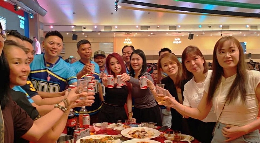 Joshua Ting (front, seventh right) joins PDP Youth members and other guests in a toast during the dinner. – The Borneo Post pic