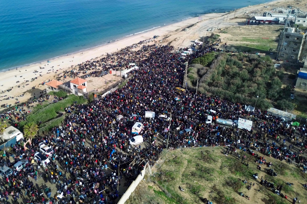 An aerial view of displaced Gazans gathering in an area in Nuseirat on January 26, 2025, to return to their homes in the northern part of the Gaza Strip. — AFP pic