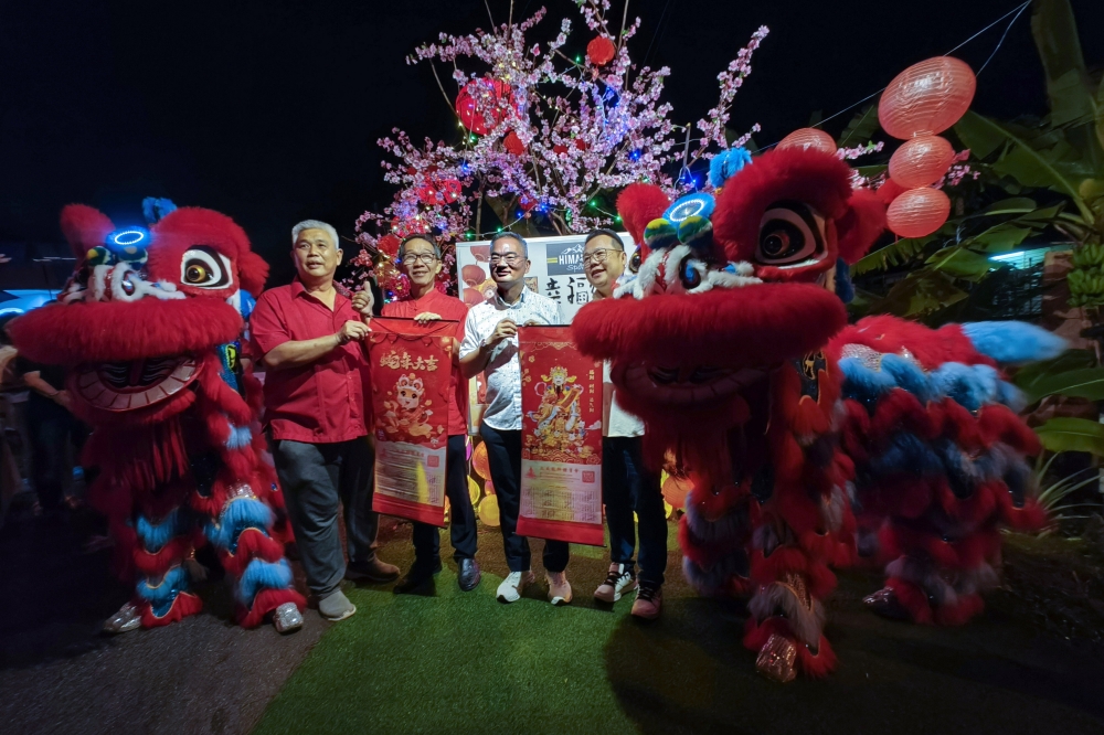 Malaysian Chinese New Village Secretariat chairman Khoo Poay Tiong Khoo Poay Tiong (2nd right), at the ‘Xing Fu Jie’ Lantern Lighting Decoration Ceremony in Machap Umboo New Village in Alor Gajah, January 26, 2025. Chinese new villages will be developed as one of the country’s new tourism products ahead of Visit Malaysia Year 2026, with various efforts underway, including upgrading infrastructure in these villages. — Bernama pic 