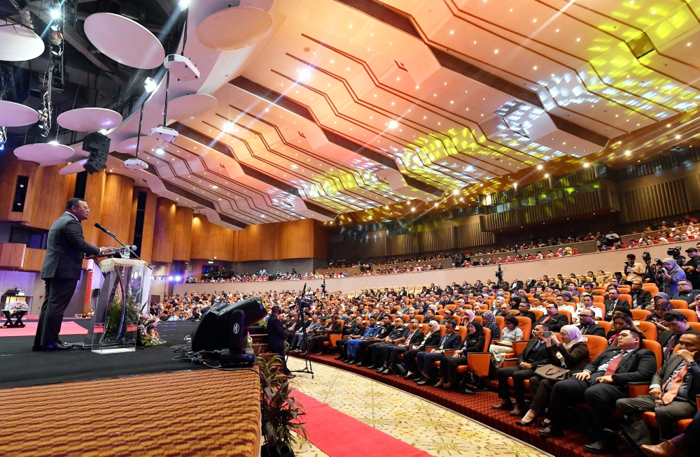 Speaking during his 2025 New Year’s address, Menteri Besar Datuk Seri Amirudin Shari said Selangor served as the first point of entry for foreign delegations to Malaysia, and it was the state’s responsibility to leave a positive impression. — Bernama pic 