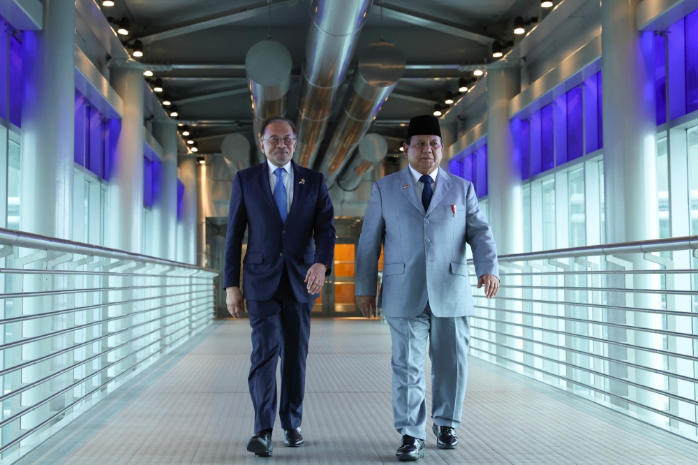 Indonesian President Prabowo Subianto expressed confidence today that Malaysia will be able to resolve long-standing border and labour issues with Indonesia in an orderly and efficient manner. — Bernama pic