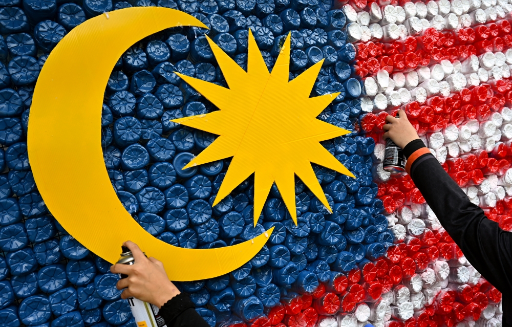 Students recreate the Jalur Gemilang using bottle caps at SK Gong Badak in Kuala Nerus, on August 15, 2024. — Bernama piccc