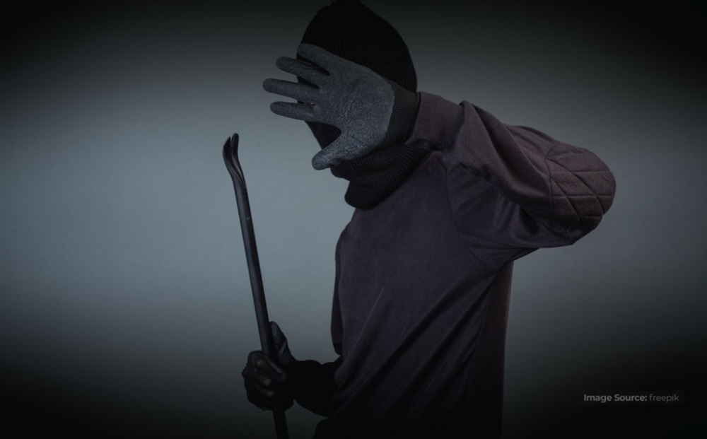 Police said two men sustained severe injuries after being hacked by 11 masked intruders who broke into their home at Jalan Bunga Melur, Batu 14 in Puchong, at midnight on Saturday. — Freepik pic via Bernama